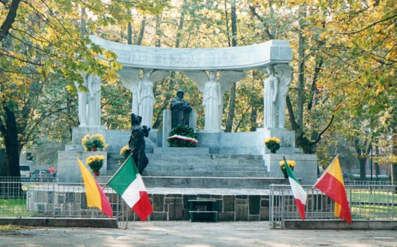 Una corona d'alloro al monumento ai caduti